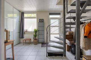 <p>Te koop: Gezellige gezinswoning, centraal gelegen nabij scholen, openbaar vervoer en belangrijke invalswegen.</p>
<p>Deze woning biedt een bewoonbare oppervlakte van 122 m² op een perceel van 204 m². Dankzij de praktische indeling, de centrale verwarming op gas en de aangename buitenruimte vormt deze woning een interessante opportuniteit voor starters, jonge gezinnen of investeerders. De ligging combineert het comfort van wonen in een woonkern met de nabijheid van winkels, scholen en openbaar vervoer. Bovendien beschikt de woning over een achteringang, waardoor parkeren op eigen terrein perfect mogelijk is.</p>
<p><strong>Belangrijkste ruimtes:</strong><br />• Lichtrijke leefruimte met aansluitend de eetplaats<br />• Keuken met praktische indeling<br />• 2 slaapkamers<br />• Badkamer<br />• Aangename buitenruimte<br />• Berg- en opbergruimte</p>
<p><strong>Troeven:</strong><br />• 122 m² bewoonbare oppervlakte<br />• Perceel van 204 m²<br />• Centrale ligging in Willebroek<br />• Nabij scholen, openbaar vervoer, station en invalswegen<br />• Achteringang met parking voor 2 wagens op eigen terrein<br />• Interessant als eigen woning of investering</p>
<p>Neem vandaag nog contact op met uw ERA-makelaar voor een bezoek.</p>
<p><strong>JOUW DROOMHUIS. ZO GEVONDEN!</strong></p>