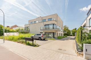 <p>Op zoek naar een comfortabel en energiezuinig appartement op een centrale ligging? Dit appartement op de eerste verdieping in nieuwbouwproject <strong>HET DORP</strong> in het centrum van Onze-Lieve-Vrouw-Waver is onmiddellijk beschikbaar.</p><p>Het appartement beschikt over een lichtrijke leefruimte met open keuken, één volwaardige slaapkamer, een moderne badkamer en een aangenaam privatief terras waar je in alle rust kan genieten. Daarnaast is een privatieve autostaanplaats inbegrepen.</p><p>Dankzij de kwalitatieve afwerking, energiezuinige technieken en rolstoeltoegankelijke inrichting geniet je van een hoog wooncomfort en een lage energiekost.</p><p>De centrale ligging is een absolute troef: winkels, bakker, apotheek, huisarts en openbaar vervoer bevinden zich op wandelafstand, waardoor je alle dagelijkse voorzieningen binnen handbereik hebt.</p><ul><li><p>Onmiddellijk beschikbaar</p></li><li><p>€85 gemeenschappelijke kosten/ maand</p></li></ul><p></p><p>Vraag uw bezoek uitsluitend aan via de website van Malines Group!</p>