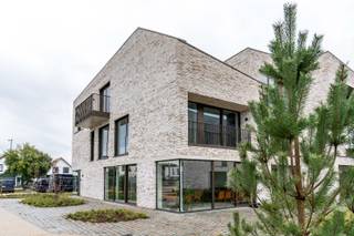 Dit uitzonderlijke nieuwbouwpand is een zeldzame combinatie van architecturale verfijning, hedendaags wooncomfort en duurzame technologieën,...