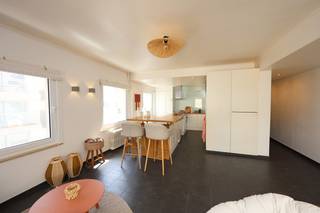 À quelques pas de la digue et de la plage, cet appartement T2 entièrement rénové se trouve au deuxième étage d'un petit immeuble. Son...
