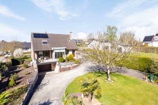 Immo Pické biedt U deze gunstig gelegen en goed onderhouden villa aan gelegen nabij het centrum van Sint-Pieters-Leeuw en bijgevolg in de onmiddellijke omgeving van scholen, winkels, openbaar vervoer en de belangrijkste verbindingswegen. Deze villa is als volgt ingedeeld:<br />- Gelijkvloerse verdieping: centrale inkomhal met gastentoilet, lichtrijke woonkamer met eetkamer (met airco), ruime keuken met ontbijthoek en aangrenzend terras, een berging, 2 slaapkamers (13,50m² en 7,50m²) en een badkamer<br />- Eerste verdieping: nachthal, 2 grote slaapkamers (20m² en 19m²), tweede badkamer, een toilet en een bijkomende ruimte die kan dienen als bureau of dressing.<br />- Ondergrondse verdieping: ruime garage voor verschillende wagens en kelderruimtes<br /><br />De buitenomgeving van de woning is perfect onderhouden en omvat een leuke tuin en verschillende open autostaanplaatsen.<br /><br />Bijkomende informatie: airco aanwezig in woonkamer en slaapkamer gelijkvloers, 12 zonnepanelen met thuisbatterij, regenwaterput, alarmsysteem,...