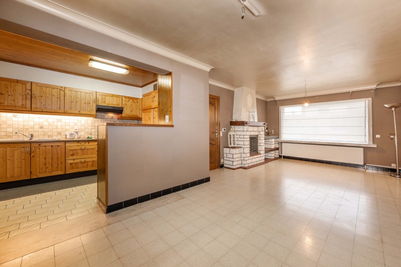 Te renoveren, rustige gelegen halfopen woning met 3 slaapkamers, garage en tuin te koop in Sint-Baafs-Vijve! - foto 3