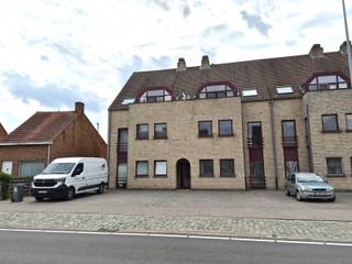 Op wandelafstand van het centrum bevindt zich dit verzorgd gelijkvloers appartement dat comfort en praktische indeling mooi combineert. Via...