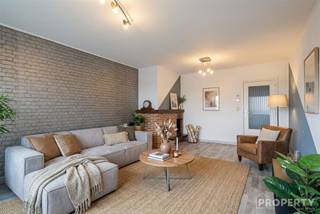 This apartment, located in Stationsdreef in Roeselare, enjoys a prime location within walking distance of the train station, stores...