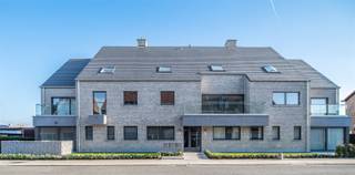 <p><span>Eigentijds, ruim duplexappartement Ruim, energiezuinig duplexappartement. Inkomhal, apart toilet, berging-wasplaats, grote, lichte living, hyper geïnstalleerde keuken, ingerichte badkamer met aparte douche en ligbad, 2 slaapkamers en vide (=3e slaapkamer) alsook een berging(technische ruimte), zeer ruim terras, garage. Lift aanwezig in het gebouw. Individuele CV op gas. Alles afgewerkt met kwalitatieve en duurzame materialen. Het appartement is volledig geschilderd en voorzien van LED-verlichting. Vrij in overleg - €820 + €30 algemene onkosten - E-peil : 60 UC: EP13247</span></p>