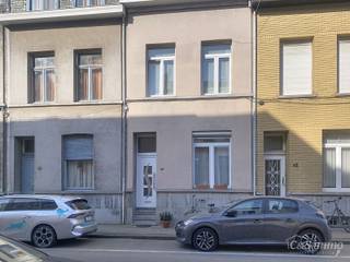 Woning met 4 slaapkamers en terras in de Brederodebuurt. U betreedt het pand via de inkomhal met voldoende ruimte voor een vestiaire. Aan de voorzijde bevindt zich de lichtrijke woonkamer (ca.25 m²) op tegelvloer. Aan de achterzijde bevindt zich de ruime leefkeuken (ca. 16 m²). Deze is voorzien van een vaatwasser, keramische kookplaat, dampkap, oven en aansluiting voor een wasmachine. Vanuit de keuken betreedt u het rustig gelegen terras (ca. 12 m²) aan de achterzijde. De badkamer (ca.6m²) werd in 2021 gerenoveerd en is voorzien van een inloopdouche, lavabo en toilet. Op de eerste verdieping bevinden zich 2 slaapkamers (ca.18-12 m²) op laminaatvloer. De ruimste slaapkamer geniet van hoge plafonds, wat een riant ruimtegevoel geeft. Op de tweede verdieping bevinden zich 2 slaapkamers (ca.18-11 m²) op laminaatvloer. Er is een zolder aanwezig die kan dienen als extra bergruimte. <br />Ruime droge kelder (ca.38 m²) aanwezig.<br /><br />Vlakbij alle invalswegen, winkels en openbaar vervoer. EPC D. CV op gas.