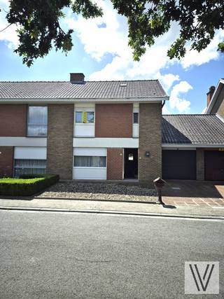 De woning ligt te Lendelede, rustig gelegen in een doodlopende straat.  De woning omvat de inkom met trap naar het eerste verdiep. Bij het...