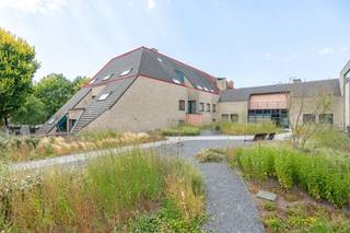 <strong>Ruim en lichte penthouse (179 m²) in het centrum met 3 slaapkamers en groot terras<br />3 slpks I C label I dakterras 22 m²<br /><br />Gunstig gelegen</strong> in het centrum op een rustige ligging doch op wandelafstand van de Grote Markt, in de nabijheid van scholen, winkels en met een vlotte bereikbaarheid naar de Ring. Gelegen in een éénrichtingsstraat dus echt rustig naargelang men in het centrum woont.<br /><br />Deze<strong> ruime en lichte penthouse</strong> <strong>van 179 m² </strong>bestaat uit een inkomhal, vestiaireruimte en een gastentoilet, een grote en lichte leefruimte door de verschillende raampartijen, een aparte ingerichte keuken die bestaat uit een inductievuur, dampkap, traditionele oven, vaatwasser en koelkast met aansluitende grote berging/wasplaats.<br /><br />Verder <strong>3 ruime slaapkamers</strong> en een badkamer die geniet van natuurlijke lichtinval met douche in bad, een dubbele wastafel en toegang naar de ruime zolder via een vlizotrap bestemd voor uw privé gebruik. <br /><br />Vanuit de woonkamer toegang naar het <strong>grote terras van 22 m² op het Zuidwesten</strong> met <strong>veel privacy </strong>en een automatische zonneluifel. <br /><br />Ondergronds een gemeenschappelijke fietsenstalling en een <strong>parkeerplaats die mogelijk bij aan te kopen is voor 15.000 euro. </strong><br />Achteraan een gezellige gezamenlijke groenzone.<br /><br /><strong>Bijzonderheden:<br />-zeer gunstige ligging<br />-ruime penthouse (179 m²)<br />-groot dakterras ZW<br />-asbestveilig<br />-nieuwe verwarmingsketel (okt 2025, dus EPC zal nog gunstiger worden dan het was)<br />-zolder<br />-ondergrondse staanplaats voor 15.000 euro mogelijk bij aan te kopen</strong>