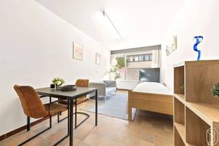 <p>Découvrez ce studio agréable et bien situé, composé d’un espace de vie convivial avec cuisine ouverte, d’une salle de bains et d’un WC. Compact, fonctionnel et immédiatement habitable.</p><p>Le studio fait partie d’un immeuble de rapport entièrement autorisé comprenant 28 unités, vendues séparément. Une opportunité intéressante tant pour un investisseur que pour un acquéreur à la recherche d’un logement abordable.</p><p>Certaines unités sont actuellement libres pour occupation personnelle, tandis que d’autres sont louées à 400 € par mois, offrant un rendement attractif.</p><p>L’immeuble ne dispose pas d’ascenseur ni de syndic, ce qui limite les charges communes. L’installation électrique est conforme, le chauffage est électrique et les châssis sont en double vitrage.</p><p>Une opportunité accessible sur un emplacement stratégique. Contactez-nous pour plus d’informations ou une visite.</p>