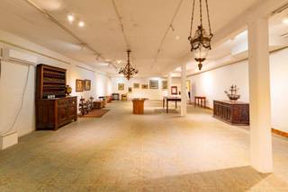 Dit handelspand van +/-178m² bestaat uit een gelijkvloers van +/-33m² met een commerciële kelder van +/-145m² en is gelegen in de...