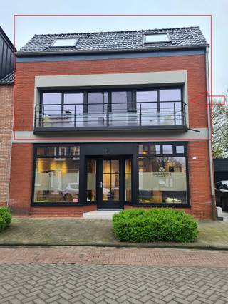 Volledig gerenoveerd (2022) duplex-appartement van circa 120m² met balkon aan de noordzijde en een externe berging van 6m² op begane grond.Het...