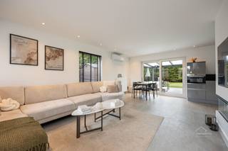 <p><span>Moderne villa met 3 slaapkamers en zwembad te Waasmunster!</span></p><p><span> </span></p><p><span>Deze charmante villa is gelegen in een </span><span>rustige woonwijk</span><span>.</span></p><p><span> </span></p><p><span>Bij het betreden van de woning komen we in de</span><span> inkomhal</span><span> dewelke voorzien is van een </span><span>praktische vestiaire kas</span><span>t en een </span><span>apart toilet</span><span>. Vanuit de inkomhal krijgen we direct toegang tot de </span><span>gezellige leefruimte</span><span> waar je in de avond een leuke sfeer en warmte kan creëren met de </span><span>elektrische kachel</span><span>. Dankzij de grote raampartijen kan je vooral genieten van </span><span>veel lichtinval</span><span>. </span></p><p><span>Aansluitend bevindt zich de</span><span> volledig geïnstalleerde open keuken</span><span> dewelke is uitgerust met een vaatwasser, combi-oven, inductiekookplaat, dampkap en een ingebouwde koelkast.</span></p><p><span>Naast de keuken is er een </span><span>praktische berging</span><span> aanwezig dewelke perfect is ingericht als wasplaats met </span><span>aansluitingen voor wasmachine en droogkas</span><span>t.</span></p><p><span> </span></p><p><span>Vanuit de leefruimte komen we in de </span><span>glazen veranda</span><span> met een </span><span>verwarmde zwembad</span><span> en een </span><span>pelletkachel</span><span>. Dankzij de doordachte </span><span>verlichting</span><span> geniet je hier ook 's avonds van een unieke en gezellige ambiance. De veranda is voorzien van </span><span>glazen schuifdeuren</span><span> die u volledig kunt openschuiven, wat zorgt voor een </span><span>naadloze overgang naar de tuin</span><span>, waar eveneens </span><span>tuinverlichting</span><span> aanwezig is. </span></p><p><span>Op het gelijkvloers is er een extra</span><span> multifunctionele ruimte</span><span>. Deze wordt momenteel gebruikt als tweede living, maar is ook uitermate geschikt als bureau of speelkamer. </span></p><p><span> </span></p><p><span>Op de eerste verdieping bevinden zich de</span><span> 3 slaapkamers</span><span>, waarvan 1 grote met een aansluitende dressing en 2 kleinere kamers.</span></p><p><span> </span></p><p><span>Er is een </span><span>ruime badkamer</span><span> beschikbaar met een jacuzzi-bad, een inloopdouche en een dubbele wastafel.</span></p><p><span>Ook hier is er een apart toilet voorzien.</span></p><p><span> </span></p><p><span>Het huis werd volledig gerenoveerd en beschikt over</span><span> 18 zonnepanelen</span><span>. </span></p><p><span>Voor een optimaal veiligheidsgevoel is de woning uitgerust met een </span><span>alarmsysteem en camerabewaking</span><span> buiten. </span></p><p><span> </span></p><p><span>Troeven:</span></p><p><span> </span></p><p><span>- EPC A</span></p><p><span>- Elektriciteit conform</span></p><p><span>- Ledverlichting</span></p><p><span>- Zonnepanelen</span></p><p><span>- Carport</span></p><p><span>- Airco</span></p><p><span>- Elektrische poort</span></p><p><span>- Alarmsysteem met camera's</span></p><p><span>- Zwembad</span></p><p><span> </span></p><p><span>Vrijblijvend advies met gratis schatting van uw eigendom? Neem gerust contact met ons op! </span></p><p><span> </span></p><p><span>Jessica Wojcik</span></p><p><span><span>Jessica@homeforyou.be</span></span></p><p><span>+32 488 24 97 20</span></p><p><span>7/7 bereikbaar</span></p><p><span> </span></p>