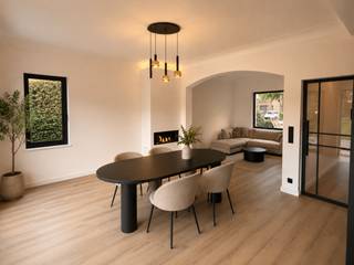 Ontdek deze prachtige, instapklare open bebouwing in "de gouden driehoek" ,een toplocatie waar hedendaags wooncomfort, ruimte en energiezuinig wonen perfect samenkomen.<br /><br />Volledig professioneel gerenoveerd tot een instapklaar homogeen en modern geheel. <br />Vergeet renovatie-en keuzestress met financiële aderlatingen of failliete aannemers ! <br /><br />Gelegen op een kindvriendelijke en residentiële locatie dichtbij alle voorzieningen met de ideale combinatie tussen rust en bereikbaarheid.<br />Het station, het bruisende centrum van Kalmthout, de betere scholen en verbindingswegen zijn vlakbij. Kom tot rust in de nabijgelegen Kalmthoutse Heide, een van de oudste en grootste natuurreservaten van Vlaanderen.<br /><br />Deze woning verwelkomt u met een lichtrijke leefruimte die naadloos overgaat in een moderne, volledig uitgeruste open keuken<br />Zowel de keuken als de leefruimte geven via grote raampartijen toegang tot het zonovergoten terras.<br />De woning telt vier ruime slaapkamers, met één slaapkamer op het gelijkvloers. <br />Ook de tweede badkamer bevindt zich beneden, wat deze woning bijzonder geschikt maakt voor levenslang wonen of om na een fietstocht of actieve dag de kinderen proper je nieuwe thuis te laten betreden.<br />Verder nog een praktische berging/bijkeuken en een ruime garage, wat het dagelijkse comfort compleet maakt.<br /><br />Professioneel geschilderd en voorzien van zowel directe als indirecte verlichting waardoor u vanaf uw aankoop onmiddellijk zorgeloos geniet van deze instapklare woonst. Volledige buitenafwerking inclusief twee terrassen en nieuw oprit ! Bel me voor meer info of een afspraak op 0489644700 GEEN IMMO