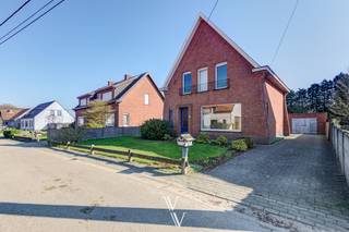 Deze charmante open bebouwing is gelegen in een aangename en mooie omgeving, op een perceel van 754 m². Dankzij de goede ligging en het mooie perceel vormt deze woning een uitstekende opportuniteit voor wie ruimte, privacy en potentieel weet te waarderen.<br /><br />De woning beschikt over een bewoonbare oppervlakte van ca. 156 m², exclusief zolder. Op het gelijkvloers bevinden zich de inkomhal, lichtrijke leefruimte, open keuken, badkamer met douche en lavabo, apart toilet en bergplaats. Onder de inkomhal bevindt zich een praktische kelderruimte en daarnaast beschikt de woning over een kruipkelder onder het overige deel van het gebouw.<br /><br />Op de eerste verdieping zijn er drie volwaardige slaapkamers en een nachthal. De zolderverdieping creëert extra potentieel, bijvoorbeeld als bijkomende bergruimte of verdere invulling naar wens.<br /><br />Zijdelings van de woning vindt u een aparte garage in het verlengde van de oprit.<br /><br />De zuidoost gerichte tuin vormt een mooie troef en biedt een aangename, zonnige buitenruimte met veel licht waar het heerlijk vertoeven is.<br /><br />De woning wordt verwarmd op gas en beschikt deels over vernieuwde PVC-ramen met dubbele beglazing en deels over houten ramen met enkele beglazing. De woning biedt een uitstekende basis om verder te optimaliseren en uit te bouwen tot een hedendaagse, energiezuinige thuis, volledig afgestemd op uw eigen woonwensen.<br /><br />Kortom, een eigendom met een sterke ligging, een mooi en ruim perceel en tal van mogelijkheden voor wie een woning wil moderniseren tot een comfortabele thuis in een fijne omgeving.<br />*Inlichtingen in aanvraag<br />*renders ter illustratie