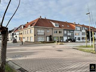 Aan de rand van het Zoute, vlak bij de groene omgeving van de Graaf Jansdijk en het charmante Oud Knokke, bevindt zich deze karaktervolle hoekwoning met brede gevels en grote raampartijen die zorgen voor een uitzonderlijke lichtinval. Een zeldzame opportuniteit voor wie op zoek is naar een ruime woning nabij het centrum en het Zoute.<br /><br />De woning strekt zich uit over drie volwaardige bouwlagen en biedt tal van mogelijkheden om volledig naar eigen smaak te worden ingericht. Het tweede verdiep kan perfect functioneren als een aparte studio of kangoeroewoning, met ruimte voor een slaapkamer, badkamer, kitchenette, leefruimte en privatief terras. Daarnaast beschikt de woning over een ruime leefomgeving met potentieel voor een luxueuze hedendaagse afwerking.<br /><br />Verder geniet deze eigendom van maar liefst drie aangename buitenruimtes: een voortuin, een patio/stadstuin en een zonnig dakterras. De zeer ruime inpandige garage biedt plaats voor zowel een wagen als fietsen. De vermelde vraagprijs betreft de woning in haar huidige staat. De bijgevoegde renders dienen louter ter inspiratie en tonen het potentieel van deze eigendom als stijlvolle tweede verblijfplaats of vaste woonst in Knokke. Vergunbare bouwplannen kunnen op afspraak worden ingekeken in één van onze kantoren te Knokke.
