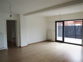 VERHUURD !! Op deze centrale ligging nabij de belangrijke invalswegen vindt u dit volledig nieuwe gelijkvloers appartement met tuin en tuinhuis met volgende indeling: inkomhal met apart gastentoilet, woonkamer met mooi lichtinval, open keuken met toegang naar de tuin, een ruime wasplaats met voorziening voor wasmachine, 2 slaapkamers, een badkamer en een tweede toilet. De privé kelder zorgt voor extra stockage ruimte. Alle ramen (nieuw met dubbel glas) hebben elektrische rolluiken. Over het ganse appartement ligt een mooie houten vloer. Er zijn geen gemeenschappelijke kosten. Geen huisdieren aub.