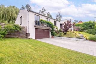 <p><span> Century21 ImmoNero presenteert:</span><span>TOP LOCATIE gelegen in een doodlopende straat, in een woonwijk van Jezus-Eik, dit gerenoveerde huis van 250m2 op een zonnig privé perceel van 1052m2 op het zuidwesten in een rustige buurt, maar toch dicht bij de E411, openbaar vervoer en voorzieningen. Deze mooie karakteristieke woning (met open haard hoek, authentieke houten balken, dubbel volume plafond) en praktisch ontwerp heeft: Inkomhal (garderobe en toilet), moderne ruime keuken (van 17m²), grote (60m2) open woonkamer met eetkamer/zithoek met directe toegang tot het terras (van 45m2) en 4) ruim kantoor van 40m² (waar een 5e slaapkamer en badkamer/keukenhoek mogelijk is) ALLEMAAL op EEN niveau. Totaal 4 slaapkamers waarvan de elegante ouderslaapkamer van 26m² (met en-suite badkamer en een salon/leeshoek van 14m²) aansluit op de tuin en de jacuzzi, slaapkamers 3x (16m2, 10m2, 10m2). De woning beschikt ook over 4 buitenparkeerplaatsen, een dubbele garage (37m2) en een kelder (14,5m2). EPC - C, Elektriciteit conform! 18 zonnepanelen. MEER INFO : www.krabbenberg8.be<br /> </span></p>