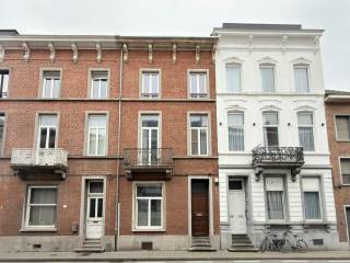 Plan uw bezoek via www.polares.eu<br /><br />Op de eerste verdieping van deze kleinschalige residentie, bereikbaar met de trap, kan je deze studio terugvinden. <br /><br />Bij binnenkomst heb je een hal met apart toilet. Deze brengt je tot het leefgedeelte. Aansluitend kan je de keuken terugvinden, voorzien van vrijstaande koelkast. De badkamer is voorzien van lavabo en douche. <br /><br />Deze studio, dat volledig werd gerenoveerd in 2015, is de ideale uitvalsbasis voor iemand die op zoek is naar een centraal lichtrijk appartement vlakbij alle troeven die Leuven te bieden heeft. <br /><br />De gemeenschappelijke kosten bedragen €120. Deze dienen als voorschot voor de gemeenschappelijke kosten alsook het privatief verbruik van water, elektriciteit en gas. <br /><br />In de gemeenschappelijke kelder kan je indien gewenst nog iets opbergen.