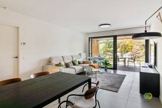 <p><span>Op zoek naar een modern en comfortabel appartement waar ruimte, licht en een prachtige omgeving samenkomen? Dit zeer recente appartement uit 2017 verkeert in uitstekende staat en is ideaal voor wie comfortabel wil wonen in een eigentijdse omgeving.</span></p><p><span>Via de inkomhal komt u in de ruime leefruimte, waar de living en de volledig uitgeruste keuken één mooi en harmonieus geheel vormen. Met maar liefst 43 m² biedt de keuken/leefruimte volop plaats om te koken, te ontspannen en gezellig samen te zijn.</span></p><p><span>Vanuit de living heeft u rechtstreeks toegang tot het terras van 8,5 m². Het prachtige zicht op het water zorgt hier voor een bijzonder aangename woonbeleving, zowel overdag als 's avonds</span></p><p><span>Via de nachthal bereikt u het slaapgedeelte met drie slaapkamers van respectievelijk 9 m², 12 m² en 11,5 m². De kleinste slaapkamer is momenteel ingericht als dressing. Daarnaast beschikt het appartement over twee aparte toiletten, een praktische berging en een modern uitgeruste badkamer met een ruime Italiaanse inloopdouche</span></p><p><span>Een staanplaats is inbegrepen in de prijs. Daarnaast bestaat de mogelijkheid om een tweede staanplaats aan te kopen.</span></p><p><span>Een recent, instapklaar appartement met drie slaapkamers, een ruim leefgedeelte en een uniek zicht op het water. Momenteel verhuurd aan een aantrekkelijke huurprijs, waardoor het pand ook voor investeerders meteen interessante huuropbrengsten biedt.</span></p><p><span>Plan vandaag nog uw bezoek en ontdek dit appartement zelf.</span></p><p><span> </span></p>