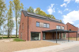 Graag stellen wij ons nieuw project in Bas-Warneton aan u voor: een woonomgeving bestaande uit 12 nieuwbouwwoningen, gelegen aan Chaussée de la Garde Dieu. Deze locatie biedt rust te midden van een weelderig groene omgeving, waarbij u geniet van het beste van beide werelden: de serene sfeer en de moderne faciliteiten.<br /><br />Deze woningen werden inmiddels volledig afgewerkt, inclusief schilderwerken, plaatsing van lichtarmaturen en gordijnen, terras en 5 keukentoestellen van Electrolux. De woningen zijn daardoor volledig instapklaar en onmiddellijk bewoonbaar.<br /><br />Elke woning is voorzien van inkomhal met een apart toilet en ruimte voor eventueel vestiaire. Een ruime en lichtrijke leefruimte &amp; open keuken met een aanpalende bergruimte. De wasplaats aan de voorzijde biedt extra praktisch bergruimte. <br /><br />Op de eerste verdieping wacht u een ruime slaapkamer met aangrenzende dressing/berging. Daarnaast zijn er nog twee slaapkamers, een extra bergruimte en een badkamer met badkamermeubel, bad, inloopdouche en toilet. Een valtrap leidt naar de zolder, die dienst kan doen als een handige stockageruimte.<br /><br />De woningen zijn uitgerust met moderne voorzieningen zoals zonnepanelen en vloerverwarming, waardoor u kunt genieten van een energiezuinige en comfortabele leefomgeving.<br /><br />Als kers op de taart is er bij elke woning een carport inbegrepen, waardoor uw wagen steeds droog staat.<br /><br /><span><span><span><span><span><span><span><span><span><span>Prijzen all-in 381.691 euro* | LOT 37</span></span></span></span></span></span></span></span></span></span><br /><span><span><span><span><span><span><span><span><span><span>Prijzen excl. kosten 318.100 euro | LOT 37</span></span></span></span></span></span></span></span></span></span><br /><br /><span><span><span><span><span><span><span><span><span><span>*All-in prijzen omvatten grond | woning | carport | oprit | aansluitingen G|E|W | architect | notariskosten | btw | zonnepanelen | …</span></span></span></span></span></span></span></span></span></span>
