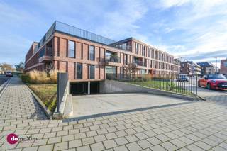 <p><span>Parking souterrain près du centre de Haacht</span></p><p><span> </span></p><p><span>Ce parking souterrain fermé est situé sous le Moermanshof, au centre du village de Haacht. Le parking est facile d'accès et offre un grand espace de manœuvre, ce qui facilite le stationnement des grandes voitures. Le parking n'est accessible qu'aux résidents et aux propriétaires et est équipé d'un portail d'entrée automatique, ce qui garantit un environnement sûr et propre.</span></p><p><span> </span></p><p><span>Grâce à sa situation centrale, les magasins, les commodités et les transports publics sont accessibles à pied. En outre, le parking est proche des principales voies d'accès à Bruxelles, Louvain et Malines, ce qui le rend particulièrement intéressant pour les navetteurs et les investisseurs. Le parking est disponible immédiatement et constitue une solution idéale pour tous ceux qui recherchent un espace de stationnement sûr, confortable et facilement accessible à Haacht.</span></p><p><span> </span></p><p><span>Intéressé(e)? Contactez-nous dès aujourd'hui!</span></p><p><span> </span></p><p><span>015 20 36 00 - <span>info@domoxim.be</span></span><span> </span></p><p><span> </span></p><p><span>domoXim. Là où les rêves se réalisent!</span></p><p><span> </span></p><p><span>Vous voulez connaître la valeur de </span><span>votre maison</span><span>? Nous vous conseillons volontiers.</span></p>