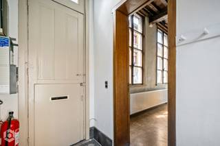 <p>Gelegen in het charmante begijnhof in Mechelen, vindt u deze karaktervolle woning. De centrale ligging zorgt ervoor dat u binnen handbereik beschikt over diverse voorzieningen en het bruisende stadsleven van Mechelen. <br /> </p>
<p>Bij het binnenkomen van de woning wordt u verwelkomd in een ruime woonkeuken die meteen een warme en gezellige sfeer uitstraalt. De eetruimte vormt de ideale plek om samen te tafelen en te genieten van gezellige momenten. Op de eerste verdieping bevindt zich het gezellige salon waar u heerlijk kunt ontspannen. Daarnaast beschikt de woning over drie ruime slaapkamers, elk met hun eigen karakter en mogelijkheden. Verder is er een badkamer aanwezig en bieden zowel de zolder als de kelder extra praktische bergruimte. Ook buiten heeft deze woning heel wat charme te bieden. Het gezellige stadstuintje vormt een fijne plek om in alle rust te genieten. Met een doordachte renovatie heeft deze woning alles in zich om uit te groeien tot een warme thuis. <br /><br />Dit is een unieke kans voor wie op zoek is naar een woning met karakter in het begijnhof van Mechelen. Wilt u meer weten over deze woning? Contacteer ons voor meer informatie op 0476/09 84 85 of neem een kijkje op www.boonstravastgoed.be.<br /><br />Bijzonderheden:<br />- 3 sls<br />- Top locatie<br />- 153 m² bew. opp.<br />- Beschermd erfgoed</p>