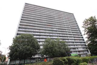 Aangenaam, lichtrijk en hooggelegen appartement met lang terras.Het appartement beschikt verder over een inkomhal, living met toegang het terras, een...