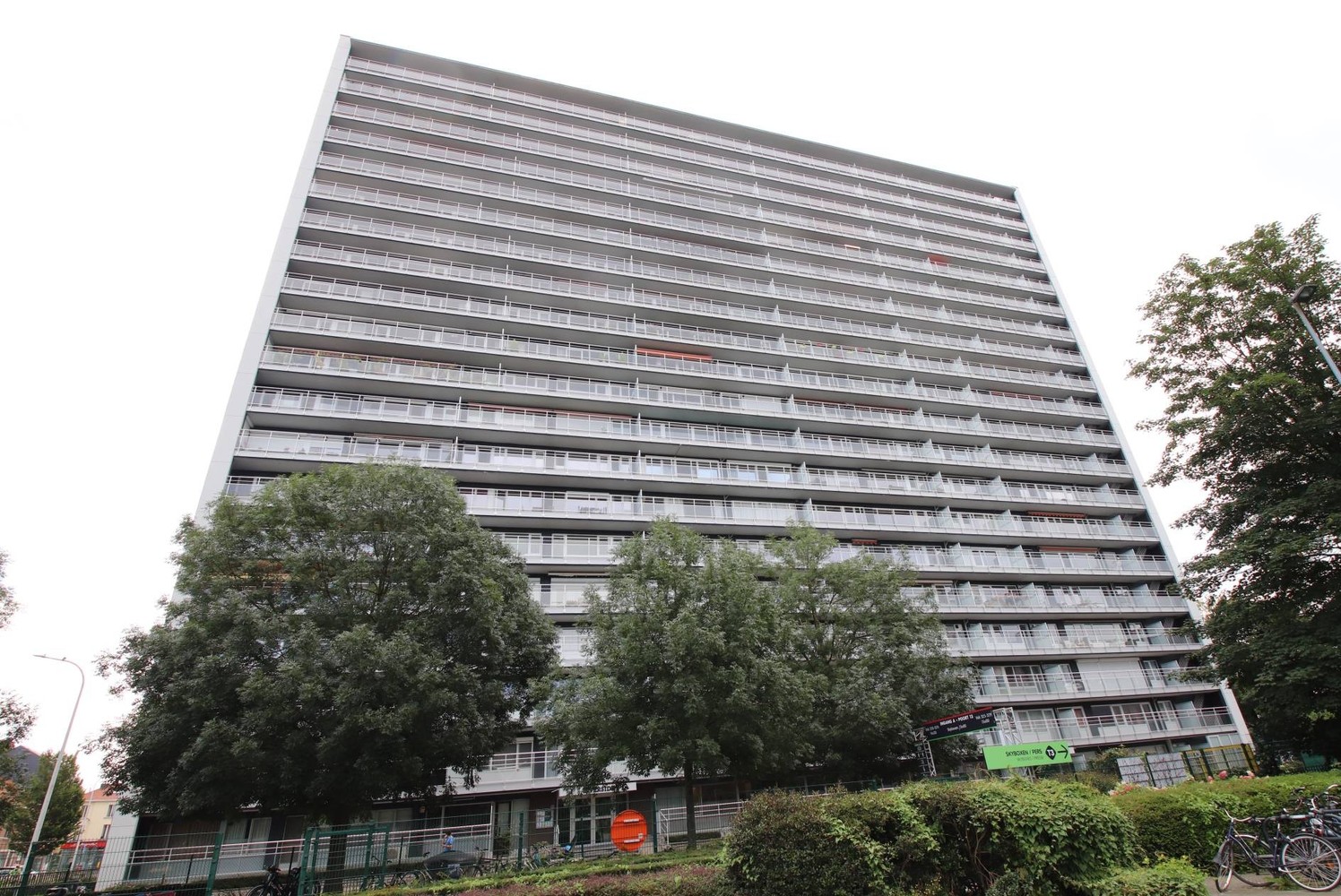 Hooggelegen appartement met lang terras - photo 2