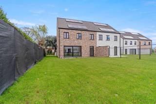 <p><span><span><strong>TE KOOP: Moderne nieuwbouwwoning met 3 slaapkamers in Geetbets!</strong></span></span></p><p><span><span><strong>6% Verlaagd BTW-tarief mogelijk!</strong></span></span></p><p><span><span>Ontdek deze ruime en hedendaagse nieuwbouwwoning, gelegen op de hoek van de Kolkstraat en de Steenweg op Kortenaken in Geetbets. Deze halfopen bebouwing maakt deel uit van een kleinschalig woonproject van vier koppelwoningen, gebouwd volgens de huidige normen en met bijzondere aandacht voor comfort, energiezuinigheid en kwaliteit.</span></span></p><p><span><span>De woning bevindt zich op wandelafstand van het centrum van Geetbets, waar alle nodige voorzieningen zoals winkels, scholen en openbaar vervoer vlot bereikbaar zijn. Dankzij de doordachte indeling, de royale woonoppervlakte van 180 m² en de hoogwaardige afwerking is deze woning ideaal voor gezinnen of wie op zoek is naar extra ruimte.</span></span></p><p><span><span><strong>Ligging:</strong></span></span></p><p><span><span>Aan de hoek van de Kolkstraat en de Steenweg op Kortenaken bevindt zich een uitzonderlijke woonplek in het charmante Geetbets – een gemeente die rust, natuur en landelijke charme moeiteloos combineert met bereikbaarheid en voorzieningen. Deze strategische locatie ligt op korte afstand van scholen, lokale handelszaken en tal van fiets- en wandelroutes. Met vlotte verbindingen richting onder meer Kortenaken, Zoutleeuw en Tienen woon je hier rustig én centraal, in een warme gemeenschap omgeven door open landschappen en natuur.</span></span></p><p><span><span><strong>Indeling:</strong></span></span></p><p><span><span>Gelijkvloers: Inkomhal met apart gastentoilet, lichtrijke woonkamer met eethoek, open keuken (De keuken wordt niet geplaatst, zodat u deze volledig naar eigen smaak en budget kan inrichten), aansluitende berging en inpandige garage.</span></span></p><p><span><span>Eerste verdieping: Nachthal, drie volwaardige slaapkamers, twee badkamers en een extra berging.</span></span></p><p><span><span>Zolderverdieping: Volwaardige zolder bereikbaar via vaste trap, met mogelijkheid tot het creëren van één of twee extra slaapkamers of een bureau.</span></span></p><p><span><span>Tuin &amp; Terras: Aangelegde tuin met terras van 26 m², ideaal om in alle rust te genieten.</span></span></p><p><span><span>Deze woning wordt volledig afgewerkt, exclusief keuken.</span></span></p><p><span><span><strong>Troeven:</strong></span></span></p><ul><li><span><span>Nieuwbouwproject!</span></span></li><li><span><span>Triple glas met Argon!</span></span></li><li><span><span>Lage E-peil waardoor je in de eerste 5 jaar geen KI betaald!</span></span></li><li><span><span>Zonnepanelen!</span></span></li><li><span><span>Warmtepomp met vloerverwarming over heel de woning!</span></span></li><li><span><span>2 badkamers!</span></span></li><li><span><span>Veel lichtinval!</span></span></li><li><span><span>Mogelijkheid tot extra slaapkamers/bureau!</span></span></li><li><span><span>Kleinschalig en rustig woonproject!</span></span></li><li><span><span>Inpandige garage!</span></span></li></ul><p><span><span><strong>EPB-plichtig</strong></span></span></p><p><span><span><strong>G-score: onbekend</strong></span></span><br /><span><span><strong>P-score: C</strong></span></span><br /><span><span><strong>Stedenbouwkundige info: woongebied – bouwvergunning – geen voorkooprecht </strong></span></span><br /><span><span><strong>Beschikbaar bij akte.</strong></span></span></p>