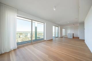 Op het Eilandje worden de laatste penthouses van de Doktoren te koop aangeboden, gelegen op de 22ste en 23ste verdieping van dit exclusieve woonbaken die mee de skyline van Antwerpen vormt. Royale glaspartijen bieden uitzonderlijke verzichten vanuit elke kamer. Een hoogwaardige en duurzame afwerking zorgen voor ongeëvenaard comfort. Heerlijk vertoeven op de ruime terrassen die de woonruimte verlengen. <br />Optimale luxueuze afwerking, exclusief panorama, royale glaspartijen: onvoorwaardelijke privacy.<br /><br />Kelderbergingen en autostaanplaatsen worden optioneel te koop aangeboden.