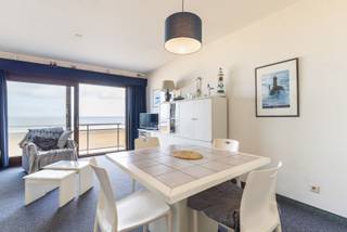Koksijde : Dit appartement, gelegen op de 4de verdieping op de zeedijk biedt een unieke combinatie van ligging en uitzicht. Vanuit de woonkamer en het terras geniet u van een vrij zicht over de duinen en de zee, terwijl u zich midden in de toeristische zone bevindt, vlakbij het centrum en het openbaar vervoer. De Zeedijk maakt dit een ideale plek voor wie houdt van het strand en de kustsfeer, met alle voorzieningen op wandelafstand.<br /><br />Belangrijkste ruimtes:<br />• Woonkamer met veel lichtinval en toegang tot het terras<br />• Keuken met functionele indeling<br />• Twee slaapkamers<br />• Inkomhal<br />• Berging voor extra opslagruimte<br />• Kelder<br />• Toilet<br />• Terras met uitzicht op duinen en zee<br /><br />Troeven:<br />• Gelegen op de Zeedijk<br />• Prachtig zicht op de duinen<br />• 4de verdiep met vrij uitzicht<br /><br />Neem vandaag nog contact op met je ERA-makelaar voor een bezoek.<br />058 51 23 23 of op christian@eraservimo.be<br /><br />JOUW DROOMAPPARTEMENT. ZO GEVONDEN!