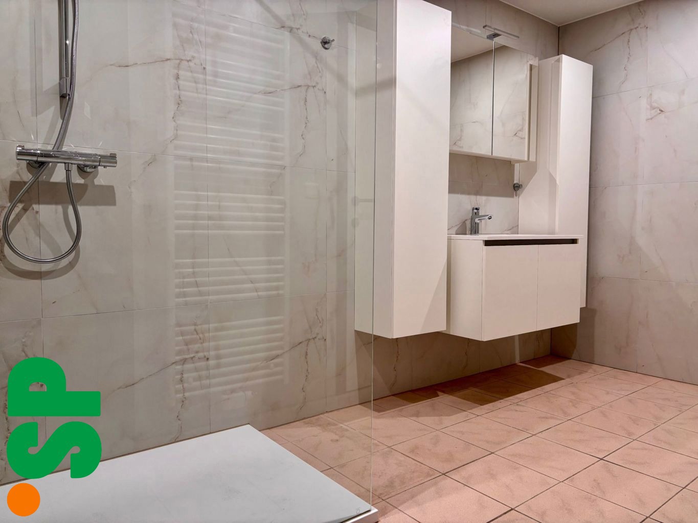 Tweeslaapkamer appartement met volledig gerenoveerde badkamer gelegen nabij het centrum van Geel - foto 5