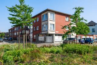 Zichtbaar, charmant en vol mogelijkheden – dit hoekhandelspand op een gezellig pleintje is een unieke kans voor wie ondernemen wil combineren...