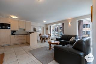 Bij het binnenkomen kom je in de inkomhal, die links uitgeeft op de <strong>lichtrijke woonkamer</strong>. Dankzij de <strong>hoekligging</strong> geniet je hier van extra ramen, <strong>veel</strong> <strong>lichtinval</strong> en een aangenaam open gevoel.<br /><br />De woonkamer sluit aan op de <strong>praktische open keuken</strong> die uitgerust is met combi microgolfoven en allerlei praktische toestellen. De badkamer is uitgerust met een <strong>ligbad en lavabo</strong>. Er zijn<strong> twee volwaardige slaapkamers</strong>, waarvan één ruimte biedt voor een dubbel bed en één uitgerust is met een stapelbed en een extra uittrekbaar bed.<br /><br />In de bergruimte is er <strong>aansluiting voor een wasmachine</strong>. Daarnaast beschik je over een <strong>privatieve kelderberging</strong> voor extra opslag, wat bijdraagt aan extra comfort. Het appartement beschikt ook over een aparte wc. <br /><br />Er is ook de mogelijkheid om een <strong>garagebox</strong> bij aan te kopen op 150m van het appartement, wat een grote meerwaarde is op deze ligging. Op die manier beschik je steeds over parkeergelegenheid.<br /><br />Het appartement is gelegen op de <strong>derde</strong> <strong>verdieping</strong> en bereikbaar met de <strong>lift</strong>. Gezien de <strong>vele</strong> <strong>troeven</strong> kan dit appartement zowel gebruikt worden voor vaste bewoning, tweede verblijf of als investering.