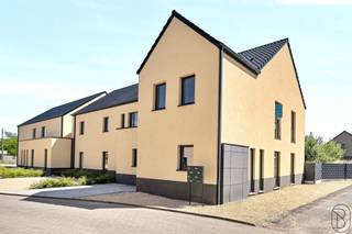 Dernière phase – Projet Rue de Sglatignies, Neufmaison (Saint-Ghislain). Quatre nouvelles constructions basse énergie à vendre. Chaque maison comprend, au rez-de-chaussée, un hall d’entrée, un séjour avec salle à manger, une cuisine, un débarras et des toilettes. À l’étage, vous trouverez 3 chambres et une salle de bains. Le grenier est aménageable en au moins 2 chambres supplémentaires. Chaque logement dispose d’une terrasse privée, d’un jardin orienté plein sud et de 2 emplacements de parking. Une remise extérieure est disponible en option dans la résidence.<br />Les lots 1, 2 et 3 sont proposés clé sur porte.<br />Prix hors TVA et frais supplémentaires.<br />Visite sur rendez-vous : guido@immobeguin.be