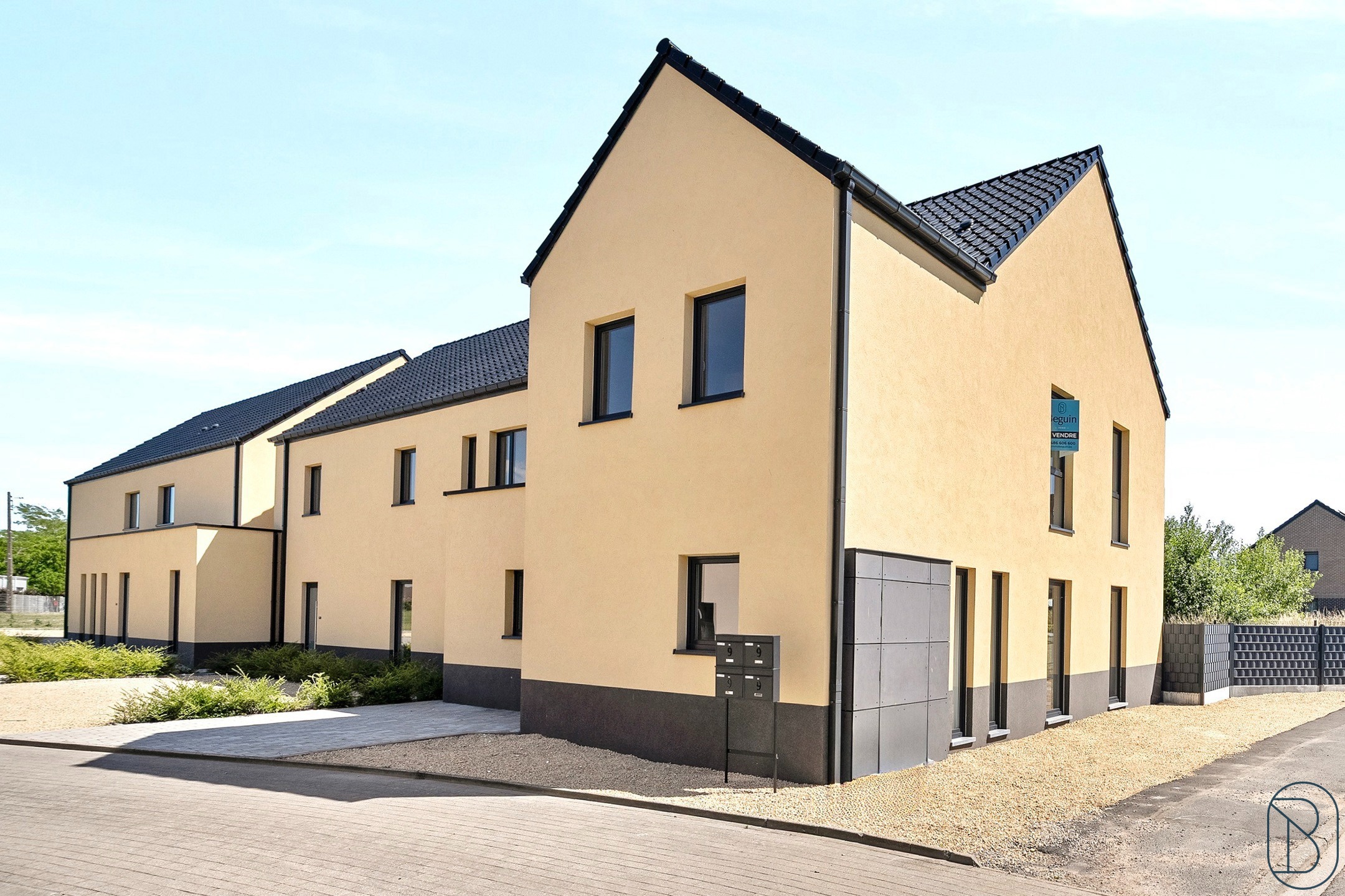 Halfopen bebouwing met tuin, terras en 2 parkeerplaatsen. - foto 1