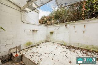 <p><span>Achter deze gevel in de hippe BOHO wijk schuilt een woning vol met potentieel. Het betreft een te renoveren gezinswoning met 4 slaapkamers en een stadskoer (15m²). Deze eigendom situeert zich vlakbij enkele invalswegen, openbaar vervoer en handelszaken. Geniet van rust in één van de nabijgelegen parken zoals het Rivierenhof en het Park Spoor Oost/Noord.</span></p><p><span> </span></p><p><span>Ideaal voor mensen die graag de handen uit de mouwen steken en die de woning wensen af te werken naar eigen smaak en stijl!</span></p><p><span> </span></p><p><span>Grootste troeven:</span></p><p><span>-Centrale locatie doch rustige locatie</span></p><p><span>-Noordoostgerichte koer (15m²)</span></p><p><span>-4 volwaardige slaapkamers</span></p><p><span>-EPC ‘D’ (Geen energetische renovatieplicht)</span></p><p><span>-Veel potentieel!</span></p><p><span> </span></p><p><span>Indeling:</span></p><p><span>-GLVL: via de inkomhal betreden we de ruime en lichte living (25m²). Aansluitend vinden we de keuken (14m²) terug. De keuken biedt toegang tot de gezellige noordoostgerichte stadskoer (15m²). Tot slot is er nog een badkamer met douche en toilet alsook een berging (samen 3m²).</span></p><p><span>-V1: Op het 1</span><span><sup>ste</sup></span><span> verdiep bevinden zich 2 ruime slaapkamers (16m² & 11m²). Op het tussenverdiep bevindt zich de badkamer (11m²) met douche, ligbad en WC.</span></p><p><span>-V2: Hier treffen we de laatste 2 ruime slaapkamers (16m² & 11m²).</span></p><p><span> </span></p><p><span>Voor meer informatie kan u terecht bij Area Partners: INFO@area.be of 03/284.60.60</span></p>