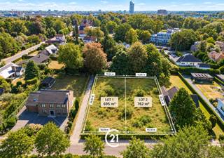 <h3><span>BOUW HIER UW TOEKOMST, OMRINGD DOOR GROEN NABIJ GENT!</span></h3><p><span>Droomt u van een eigen woning op een rustige, groene locatie, zonder in te boeten aan bereikbaarheid? In het gegeerde Sint-Denijs-Westrem bieden wij </span><span>2 prachtige bouwpercelen </span><span>aan, waar ruimte, privacy en wooncomfort centraal staan.</span></p><p><span>Deze percelen bieden de mogelijkheid tot het realiseren van </span><span>een hedendaagse halfopen gezinswoning</span><span>, volledig naar eigen smaak, met een ruime tuin als extra troef. Bovendien zijn </span><span>alle nodige voorzieningen voor de nutsaansluitingen reeds aanwezig!</span></p><p><span>Geniet hier van een groene, residentiële omgeving, met het bruisende Gent en de belangrijkste verbindingswegen binnen handbereik.</span></p><p><span>Een unieke kans om uw droomwoning te realiseren op een toplocatie aan de rand van Gent!</span></p><p><span>Interesse? Contacteer ons en ontdek de mogelijkheden van deze prachtige bouwloten!</span></p>