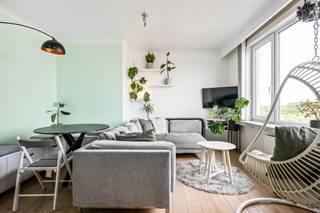 Dit super tof appartementje is gelegen op de achtste verdieping van een appartementsgebouw aan de noordrand van Antwerpen. De verbinding met de snelweg, stad Antwerpen en het openbaar vervoer is werkelijk ideaal! Bovendien heeft u vanuit het pand een prachtig zicht op de Stad en kan u beschikken over een groot, zuidelijk georiënteerd terras, waar u in alle privacy van de buitenlucht en de schitterende view kan genieten! U komt de unit binnen via een aparte inkomhal met praktische ingemaakte kasten. De gezellige leefruimte baadt in het licht en heeft grote raampartijen aan de noordzijde die uitkijken op het groen. Verder heeft het appartement en nette, ingerichte keuken en een badkamer met inloopdouche, lavabo met meubel en toilet. De slaapkamer is ruim en ligt pal aan het terras. Er is een lift aanwezig in het gebouw. Gem. kosten: +-250/maand, incl. verwarming, water, poets gang, reservefonds,... U heeft de mogelijkheid een garagebox bij aan te kopen, maar dit is niet verplicht. De box ligt achter het naastgelegen gebouw. Er is elektriciteit aanwezig. VP: €25.000