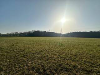 COGNELEE, idéalement situé dans un environnement rural et campagnard.<br />Terrain de 1085 m² (lot 06)<br /><br />Permis d’urbanisme obtenu pour une lumineuse habitation 4 façades d’une contenance de 136 m² brut comportant notamment 3 chambres et 2 salles de bains. En outre, le plan de cette maison très fonctionnelle dispose d’un grenier de rangement.  Cette parcelle bénéficie d’une vue arrière dégagée sur les champs.<br /><br />Permis en main et libre de constructeur.<br />Disponible à l’acte de vente<br /><br />Envie d’en savoir plus ?<br />📞 010 812 621 ou envoyez un mail à info@durabrik.be 