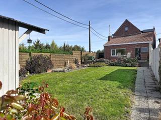 <p>Ruime vrijstaande woning met een landelijke ligging en een vlotte verbinding naar het op- en afrittencomplex van de A19 richting Ieper. De woning biedt heel wat ruimte en vormt een interessante basis voor wie op zoek is naar een woning met renovatiepotentieel en mooie vergezichten.</p>
<p>Op het gelijkvloers beschikt de woning over een inkomhal met aansluitend een slaapkamer, een hobbyruimte/bureau, een apart toilet en een technisch lokaal met was- en bergruimte. Verder is er een ruime leefruimte met eet- en zithoek. De aparte leefkeuken biedt rechtstreeks toegang tot het zonnige terras en de tuin, die eveneens bereikbaar zijn via een zijpoortje. Op de eerste verdieping bevinden zich drie ruime slaapkamers en een badkamer met bad/douche, wastafel en toilet. Via een zolderluik bereikt u de bergzolders. Daarnaast beschikt de woning over een praktische kelder die extra bergruimte biedt. De woning kan zowel met stookolie als met gas verwarmd worden. Verder zijn er nog twee garageboxen aanwezig, bereikbaar via de zijstraat.</p>
<p>Extra troeven:</p>
<ul>
<li>Regenwaterputten van 7.000 liter</li>
<li>2 garageboxen via zijstraat</li>
<li>Zongericht terras en tuin</li>
<li>4 slaapkamers</li>
<li>Landelijke ligging met mooie vergezichten</li>
<li>Vlotte verbinding via de A19 richting Ieper</li>
<li>Bijkomende zolderruimte en kelder</li>
<li>Verwarming mogelijk op stookolie en gas</li>
<li>Vernieuwde straat (gescheiden riolering)</li>
<li>Rustig gelegen</li>
</ul>
<p>Deze woning is te koop ZONDER makelaar via het concept van Smart Houses! Wenst u verdere inlichtingen of een bezoek? Contacteer rechtstreeks de eigenaar via +32496731409</p>
