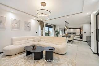 Deze instapklare, vrijstaande bungalow is gelegen in een rustige woonwijk met een vlotte verbinding naar meerdere invalswegen. De woning werd...