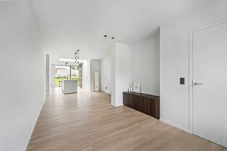 <strong>* Ieder bod vanaf 315.000 euro kan besproken worden met de eigenaars *</strong><br />Welkom in deze prachtige, volledig gerenoveerde halfopen woning, gelegen in het centrum van Ledegem – waar charme, comfort en hedendaags woonplezier samenkomen.<br /><br />Deze karaktervolle woning uit 1950 werd in 2024 met veel zorg en smaak gerenoveerd en bezit een <strong>ruime bewoonbare oppervlakte van 142m2</strong>. Verhuizen wordt een plezier: meubels erin en meteen genieten van het comfort!<br />Dankzij een doordachte uitbreiding en hedendaagse afwerking is dit een ideale gezinswoning voor wie op zoek is naar kwaliteit, licht en ruimte.<br /><br />Bij het betreden van de woning kom je via een inkomhal met vestiairekast (maatwerk) terecht in een open en lichtrijke leefruimte, waar een moderne keuken naadloos aansluit. De <strong>keuken met kookeiland</strong> is uitgerust met alle nodige toestellen (AEG en Siemens), heeft een <strong>keramisch werkblad</strong> en biedt veel opbergruimte met <strong>massieve maatkasten</strong>. De lichtkoepel en grote raampartijen zorgen voor <strong>overvloedig daglicht</strong> en een aangename sfeer doorheen de hele dag.<br /><br />Verder vind je op het gelijkvloers een praktische berging/wasplaats, een vernieuwd gastentoilet, en toegang tot de droge kelder – ideaal voor extra opslag. De volledige benedenverdieping is afgewerkt met een duurzame, naturelle vinylparket die zowel onderhoudsvriendelijk als geluidsdempend is. Als kers op de taart is de woning <strong>professioneel en met zorg geschilderd</strong>, wat bijdraagt aan het verzorgde en afgewerkte totaalplaatje.<br /><br />Op de eerste verdieping bevinden zich twee ruime slaapkamers en een <strong>stijlvolle badkamer met inloopdouche, enkele wastafel, toilet en maatkasten</strong> in fineerafwerking. De trap naar boven is strak verlicht, wat zorgt voor een moderne uitstraling.<br />De zolderverdieping werd volledig afgewerkt tot een volwaardige derde leefruimte, perfect inzetbaar als master-bedroom, bureau- of hobbyruimte. <strong>Bekabeling voor de installatie van zonnepanelen is reeds aanwezig</strong> op de zolderverdieping, wat een snelle plaatsing mogelijk maakt. Dankzij de geïsoleerde dakstructuur, velux-ramen met verduistering én aansluiting voor verwarming, is ook deze ruimte klaar voor dagelijks gebruik.<br /><br />Buiten geniet je van een <strong>diepe, zuid-gerichte tuin</strong> – een waar zonneterras met rust en privacy. Het terras is recent aangelegd met keramische tegels, er is een houten omheining, en een wadi werd stijlvol geïntegreerd. Wie wil, kan hier vergunningsvrij een zwevend terras boven bouwen.<br /><br />De woning ligt op <strong>wandel- en fietsafstand van alle dagelijkse voorzieningen</strong>: scholen, kinderopvang, bakker, apotheek, supermarkt, het openbaar vervoer én de fietsautostrade richting Roeselare en Menen. Ook recreatie vind je kortbij in het provinciedomein Bergelen. De ligging is centrumgericht met een vlotte bereikbaarheid naar omliggende steden en gemeenten.<br /><br />De gevel werd afgewerkt met een stijlvolle kaleilaag in gebroken wit, wat zorgt voor een moderne, tijdloze uitstraling én extra duurzaamheid tegen weersinvloeden.<br /><br /><strong>EPC 177 kWh/m2 (B-Label)<br /><br />* Ieder bod vanaf 315.000 euro kan besproken worden met de eigenaars *</strong><br /><br />+ Volledig gerenoveerd in 2024 <br />+ Energiezuinig wonen met EPC-label B<br />+ 3 volwaardige slaapkamers (waarvan 1 zolderkamer)<br />+ Kwalitatieve open keuken op maat met kwaliteitsvolle toestellen en maatkasten<br />+ Stijlvolle badkamer met inloopdouche<br />+ Lichtrijke leefruimte met lichtkoepel en grote ramen<br />+ Verlichting en inbouwspots voorzien<br />+ Bijkeuken, vestiaire, droge kelder en zolderopslag<br />+ Zuid-gerichte, diepe tuin met terras, wadi en volledige privacy<br />+ Voorbereidingen getroffen voor zonnepanelen<br />+ Gekaleide gevel – onderhoudsvriendelijk en weerbestendig<br />+ Centrale ligging nabij winkels, scholen, fiets- en autoverbindingen<br /><br />KOOP DEZE TOPPER RECHTSTREEKS VAN DE EIGENAARS!<br /><br />0474/48.49.88<br /><br />DEZE WONING WORDT VERKOCHT ZONDER VASTGOEDMAKELAAR!<br /><br />Ook beslist om uw eigendom te verkopen? Bespaar de makelaar dankzij onze reeds bewezen succesformule.