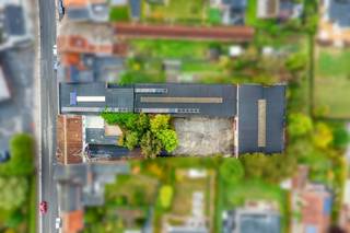 Deze eigendom omvat een magazijn van ca. 1.285 m² en een woning van ca. 284 m². Dit alles met een snelle verbinding richting de verschillende invalswegen. <br /><br />Magazijn:<br />Het magazijn (1.285 m²) is opgedeeld in drie hallen (315 m², 470 m² en 500 m²) met vrije hoogtes tussen 3,50 m en 4,50 m. Het gebouw is geïsoleerd en uitgerust met een polybetonvloer, lichtstraten, 3 x 220V, twee hoge poorten (4 m) en een aparte garage. Buiten ligt een verharde binnenkoer van 800 m² voor laden, lossen en parkeren. Extra troeven zijn de zonnepanelen (12.000 kWh/jaar met nog 10 jaar certificaten) en een regenwaterput van 40.000 liter.<br /><br />Indeling van de woning:<br />Gelijkvloers: <br />- inkomhal <br />- bureauruimte met directe verbinding naar het magazijn <br />- ruime leefruimte met een gezellige houthaard <br />- geïnstalleerde keuken met veranda <br />- wasruimte voorzien van aansluiting voor wasmachine en een extra douche<br />- droge kelder (35 m²) <br /><br />Eerste verdieping: <br />- 3 ruime slaapkamers <br />- badkamer voorzien van dubbele lavabo, douche en bad <br />- apart toilet <br /><br />De woning geniet van een zolderverdieping van ca. 150 m² waar de mogelijkheid is om een studio te creëren. <br /><br />Extra troeven: <br />- de woning beschikt over centrale verwarming, rolluiken en een zonneboiler <br /><br />Wenst u meer info over deze eigendom of wenst u een bezoek ter plaatse? Contacteer Alissia Dewitte (0472 18 64 21 - alissia.dewitte@dewaele.com) of Wessel Audoor (0472 18 39 13 - wessel.audoor@dewaele.com)<br /><br />Bestuursmaatregelen in het maatregelenregister: nee