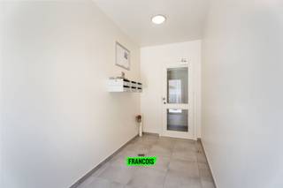 Vlakbij de Grote Markt van Diksmuide, het openbaar vervoer, diverse handelaars, grootwarenhuizen en horeca-aangelegenheden bevindt zich dit ruim...