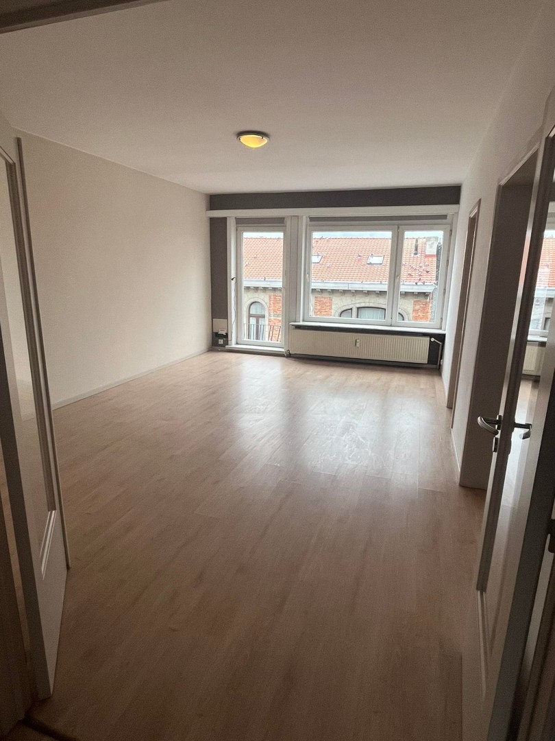 INSTAPKLAAR APPARTEMENT MET 2 RUIME SLPKS EN TERRAS NABIJ ROZEMARIJNBRUG - foto 4