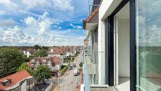 Stijlvol en lichtrijk appartement op toplocatie in het Zoute...Dit recente en smaakvol ingerichte appartement op de Kustlaan biedt een prachtig...