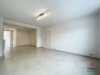 Idéalement situé à proximité des grands axes, proche de toutes commodités, magnifique appartement 2 chambres entièrement rénové avec un PEB B ! Il...