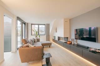 In het hart van Leuven, in de levendige Brusselsestraat, bevindt zich dit luxe duplexappartement van 140 m² met een prachtig terras van 12 m², gespreid over het derde en vierde verdiep. Een modern en stijlvol geheel waar ruimte en licht de hoofdrol spelen, met een adembenemend uitzicht over de Leuvense skyline.<br />Op het eerste niveau bevindt zich de royale leefruimte met grote raampartijen, aansluitend een volledig ingerichte open keuken, een praktische berging en het zonnige terras van 12 m² — een heerlijke plek om te genieten van rust midden in de stad. De bovenverdieping biedt twee volwaardige slaapkamers, een elegante badkamer en een open bureauruimte die perfect dienstdoet als werkplek of leeshoek.<br />De afwerking is high-end, met oog voor detail en een hedendaagse uitstraling die het appartement een luxueuze, tijdloze sfeer geeft. Dankzij de kleinschalige structuur van het gebouw zijn er geen syndicuskosten en is er geen lift, wat resulteert in een bijzonder lage gemeenschappelijke kost.<br />Een uniek aanbod voor wie op zoek is naar modern comfort, luxe en een fenomenaal uitzicht — pal in het centrum van Leuven. Beschikbaar zomer 2027!<br />info@covas.be // 016 40 60 20 // www.covas.be