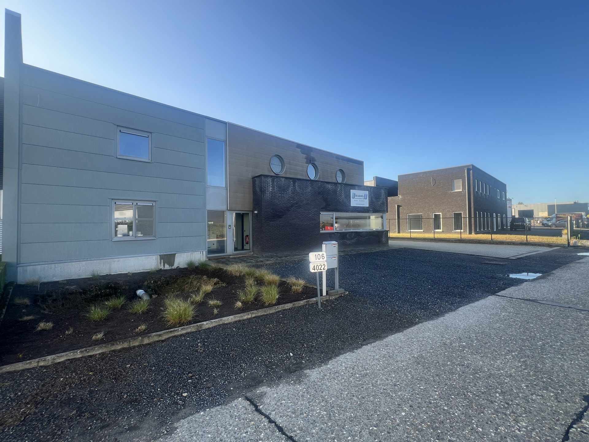 MULTIFUNCTIONEEL BEDRIJFSGEBOUW MET APPARTEMENT EN BUITENTERREIN - foto 2